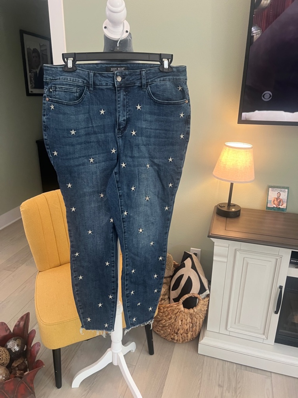 Judy Blue Dark Blue Star-Embroidered Cropped Jeans